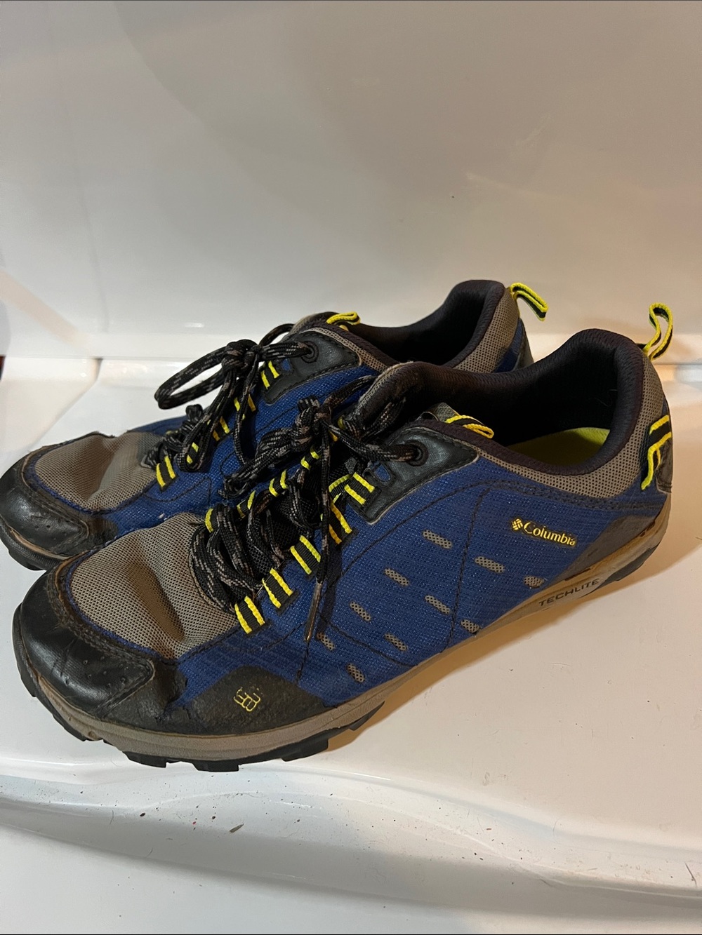 Columbia Men's Blue and Gray Trail Sneakers with Yellow Accents